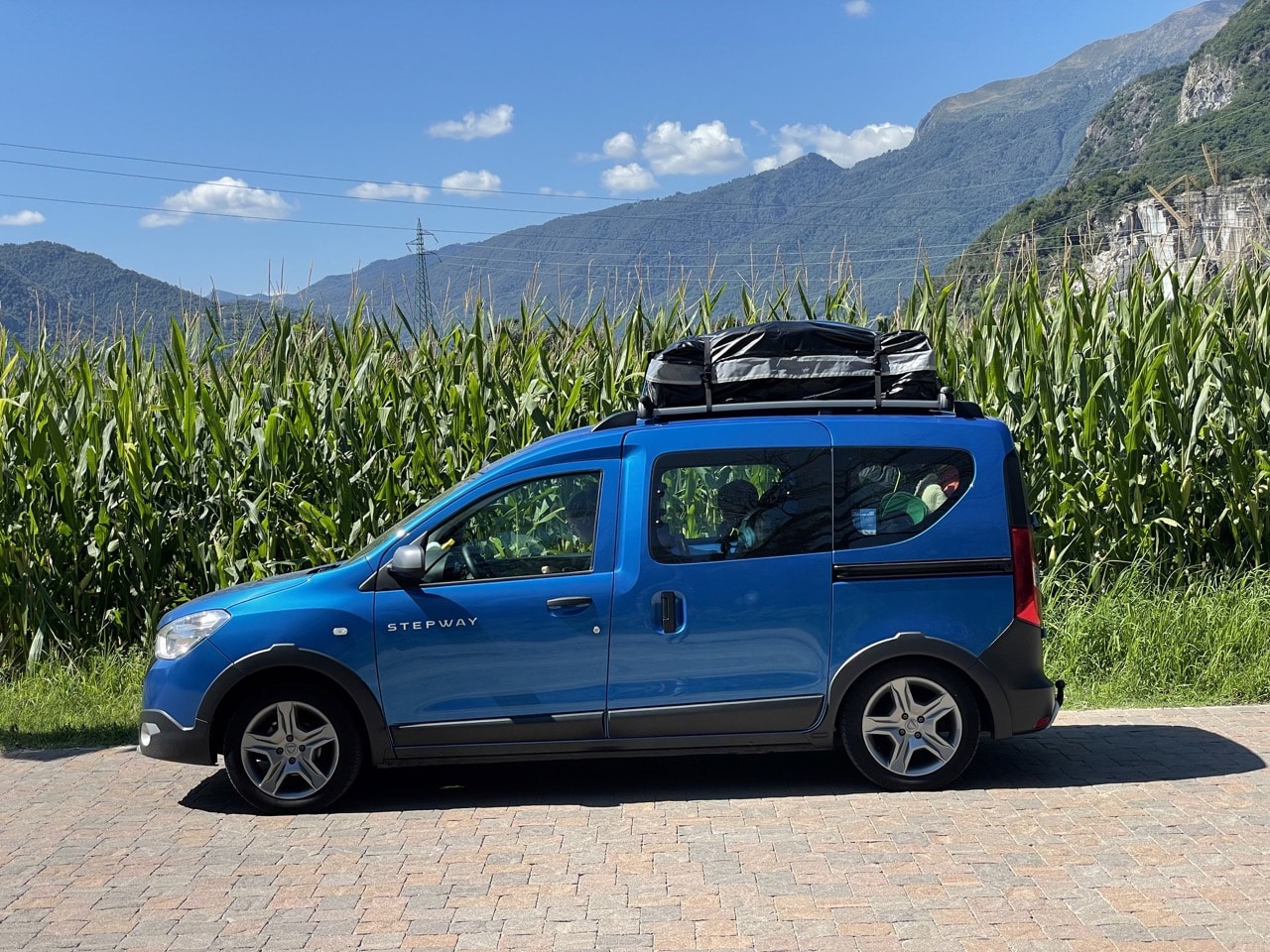 Dachtasche Marretoo auf Dacia Dokker - TomTuT Blog